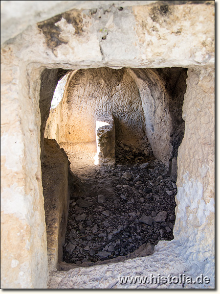 Alaoda in Kilikien - Grabkammer mit mehreren Nischen und Schiebetür in der Ost-Nekropole