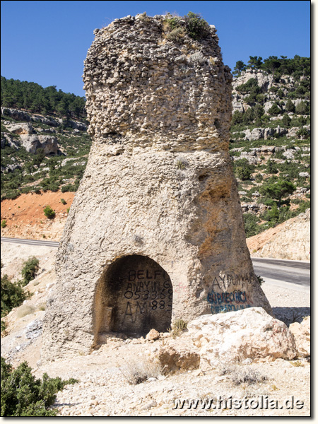 Alaoda in Kilikien - Grabstätte in einem turmförmigen Felsen direkt neben der Straße nach Karaman