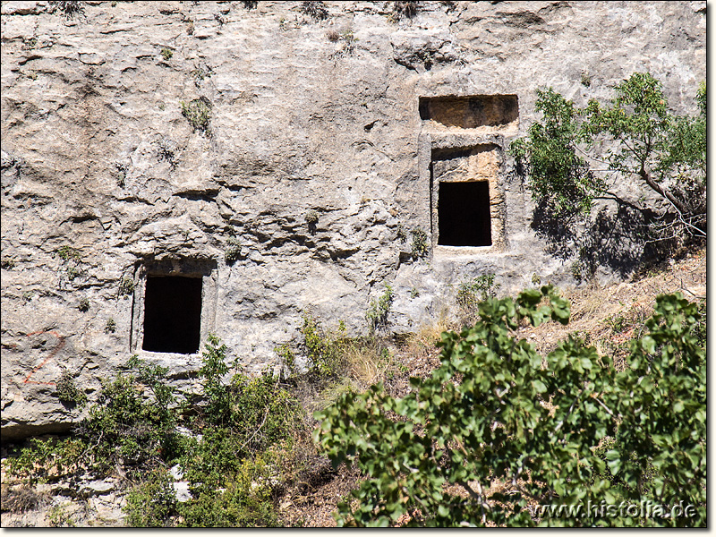 Alaoda in Kilikien - Einige der Felsgräber unterhalb der Felsklippen von Alaoda in Kilikien