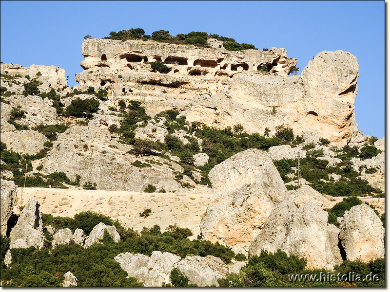 Alaoda in Kilikien - Fels mit Gräbern und Grabnischen direkt oberhalb der Straße nach Karaman