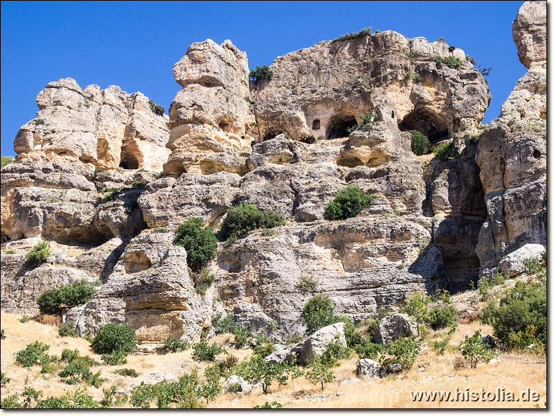 Alaoda in Kilikien - Blick 'von unten' auf die Felsklippen von Alaoda mit der Felsenkirche