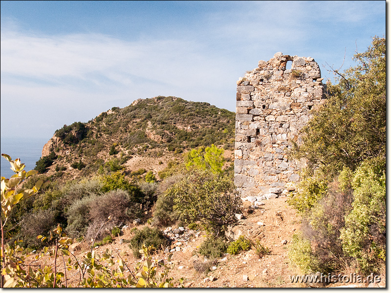 Antiochia ad Cragum in Kilikien - Wachturm im östlichen Stadtteil, im Hintergrund die Akropolis