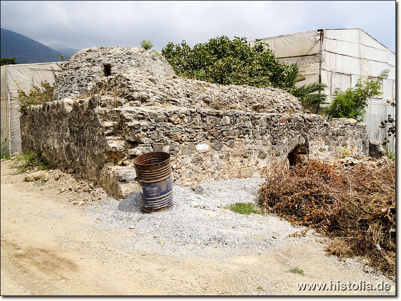 Arsinoë in Kilikien - Ruinen von Arsinoë inmitten von Gewächshäusern