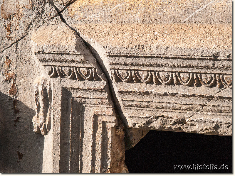 Direvli-Kalesi in Kilikien - filigrane Verzierung an einem römischen Felsengrab
