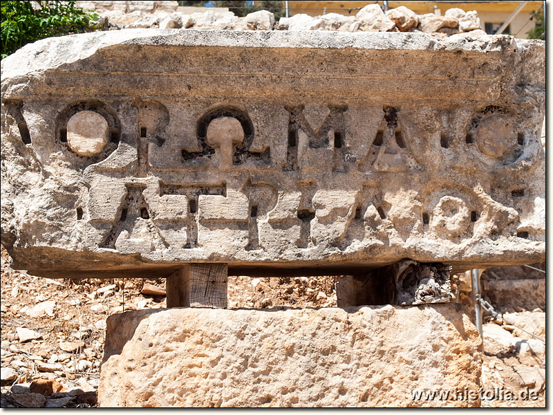 Elaiussa-Sebaste in Kilikien - Inschrift im Theater, die einst mit Metall (Bronze ?!?) ausgelegt war