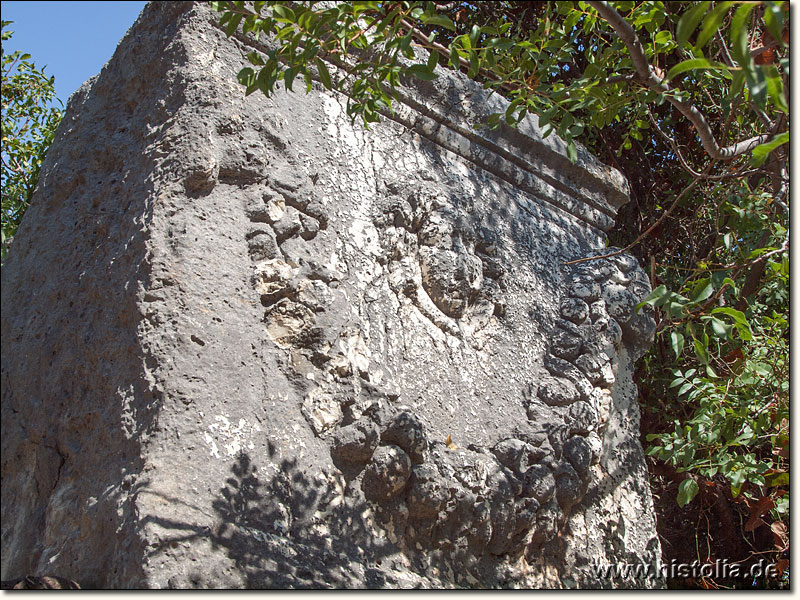 Elaiussa-Sebaste in Kilikien - Gorgon-Kopf und Girlanden auf einem Sarkophag in der West-Nekropole von Elaiussa-Sebaste