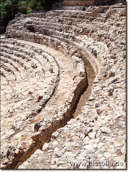 Elaiussa-Sebaste in Kilikien - Eingelassener Aquädukt-Abschnitt neben dem Diazoma des Theaters