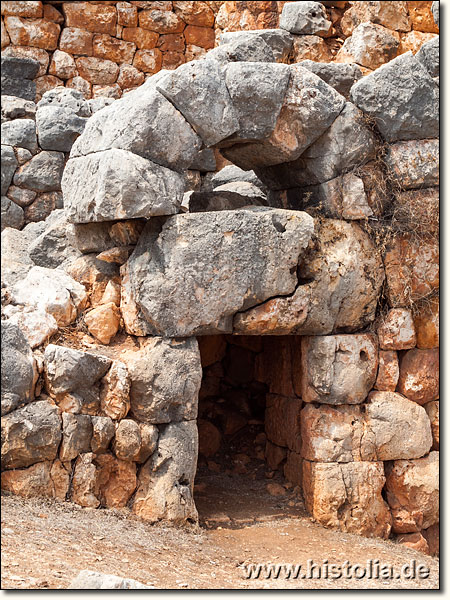 Kanytelleis in Kilikien - Massives Eingangsportal im hellenistischen Wachturm von Kanytelleis