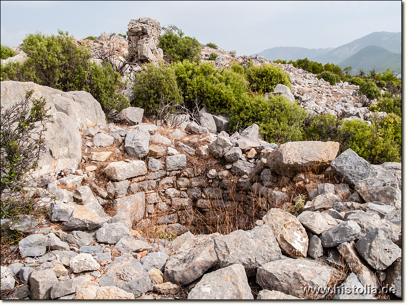 Lamos in Kilikien - Spärliche Gebäudereste (hier Apsis einer Basilika) auf der Akropolis