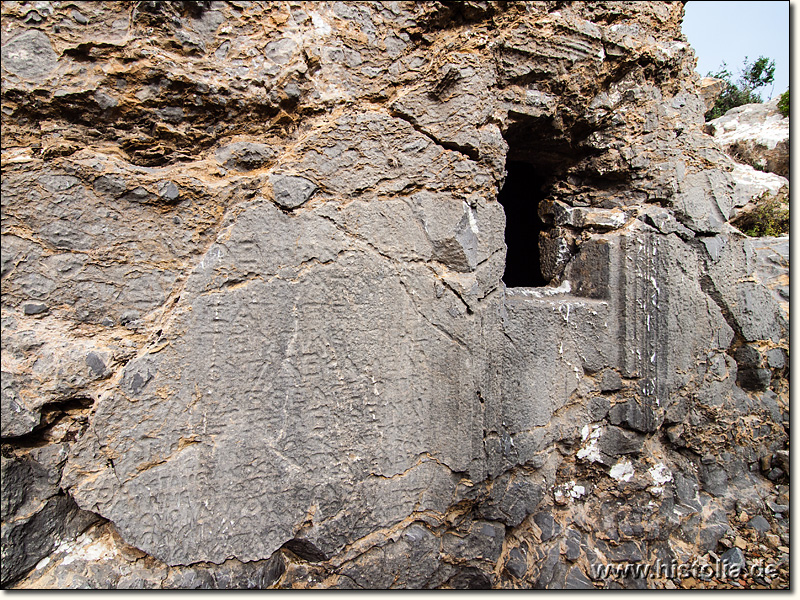 Lamos in Kilikien - Große Inschrift und Eingang zur Grabkammer unter dem Sarkophag
