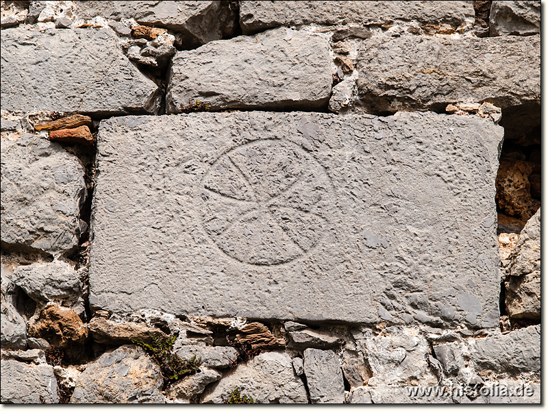 Lamos in Kilikien - Christliches Kreuz-Symbol am südlichen Turm der Außenmauer