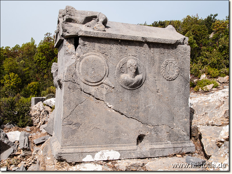 Lamos in Kilikien - Römischer Sarkophag auf einer aus dem Fels geschlagenen Grabkammer