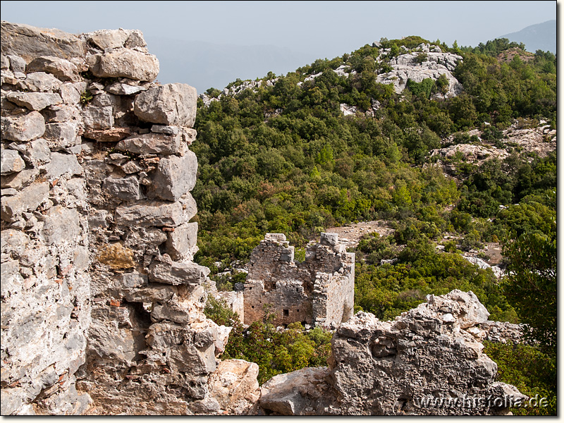 Lamos in Kilikien - Blick von der inneren Mauer zum großen Wachturm der Außenmauer