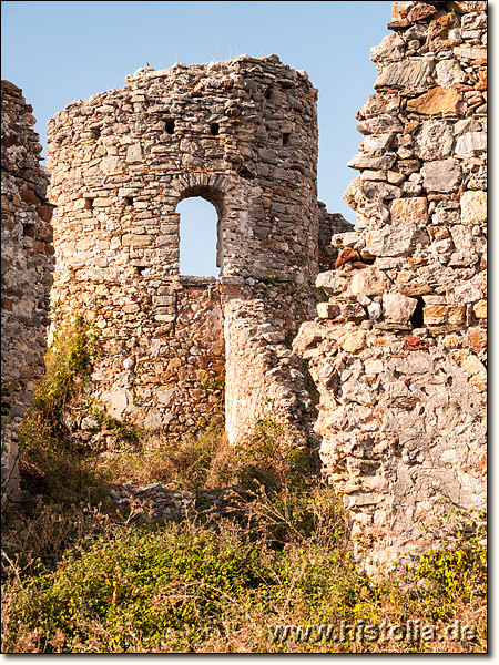 Naula in Kilikien - rundes Gebäude mit Fenster gegenüber der Basilika