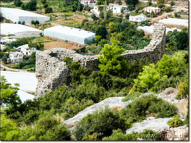 Softa-Kalesi in Kilikien - Blick auf die äußere Festungmauer mit Turm in Hufeisenform