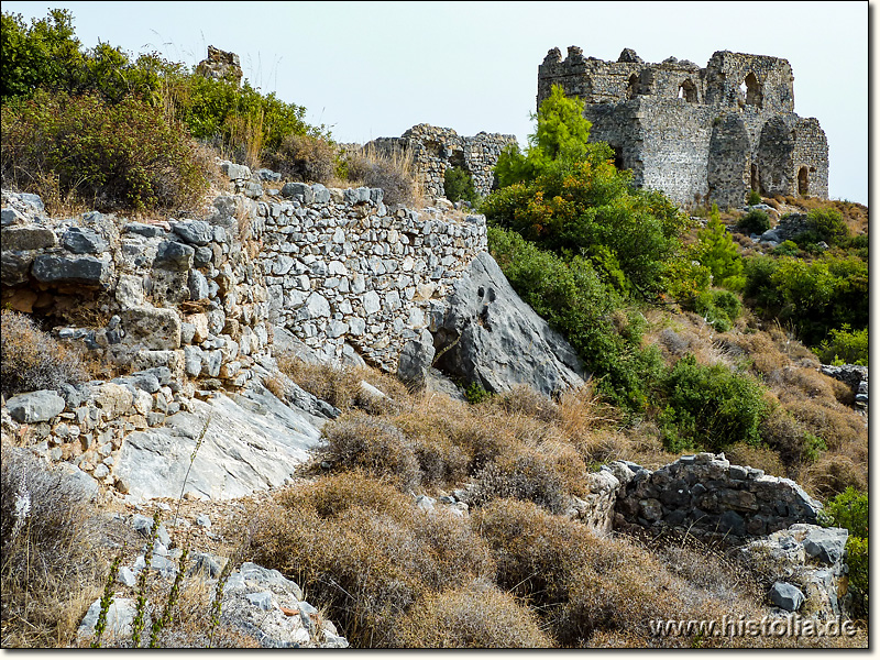Softa-Kalesi in Kilikien - Lagerräume und Zisternen, Blick auf die Zitadelle von Norden