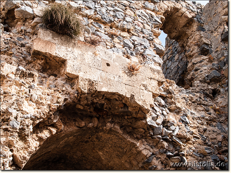 Softa-Kalesi in Kilikien - Reste der hochwertigen Wand-Innenverkleidung in der Zitadelle