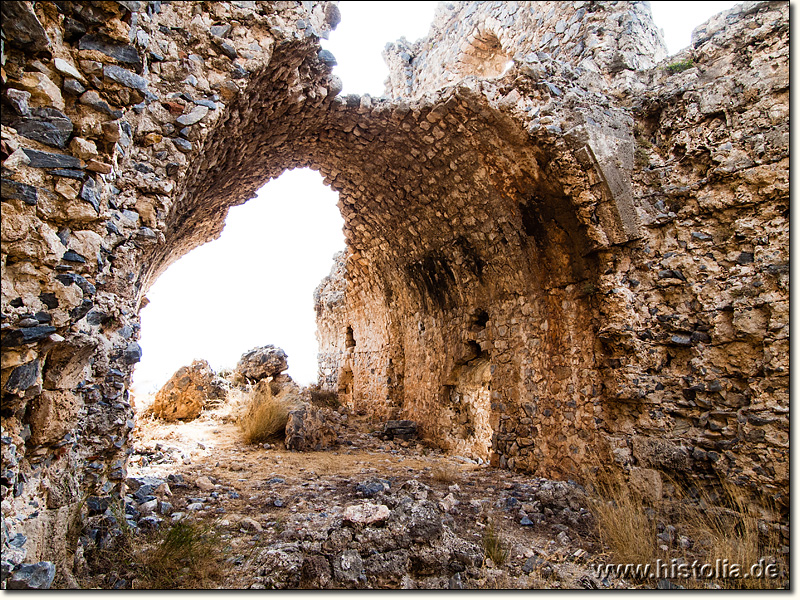 Softa-Kalesi in Kilikien - Reste des Gewölbes im Hauptraum der Zitadelle von 'Softa-Kalesi'