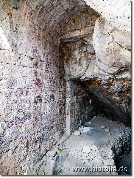Syedra in Kilikien - Blick auf die Vermauerung der Quellhöhle