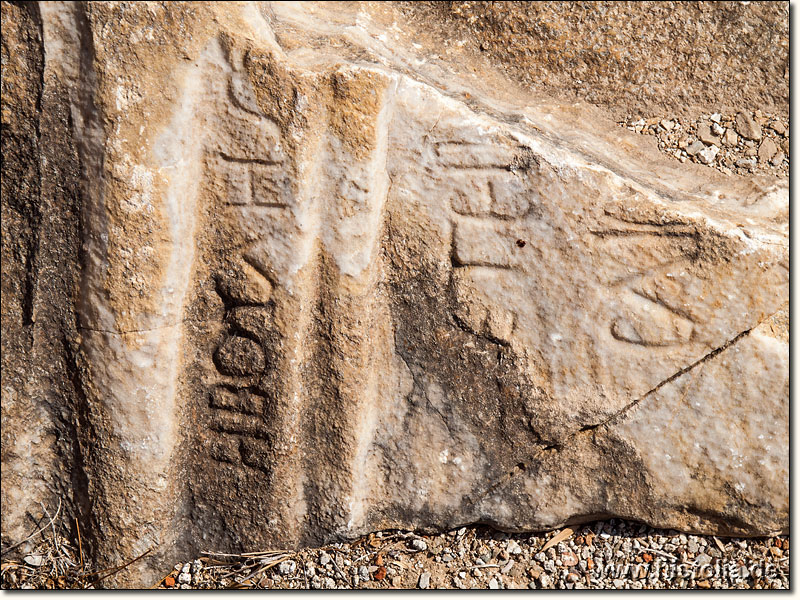 Titiopolis in Kilikien - Inschriftenreste auf einem Statuensocket in der Basilika von Titiopolis