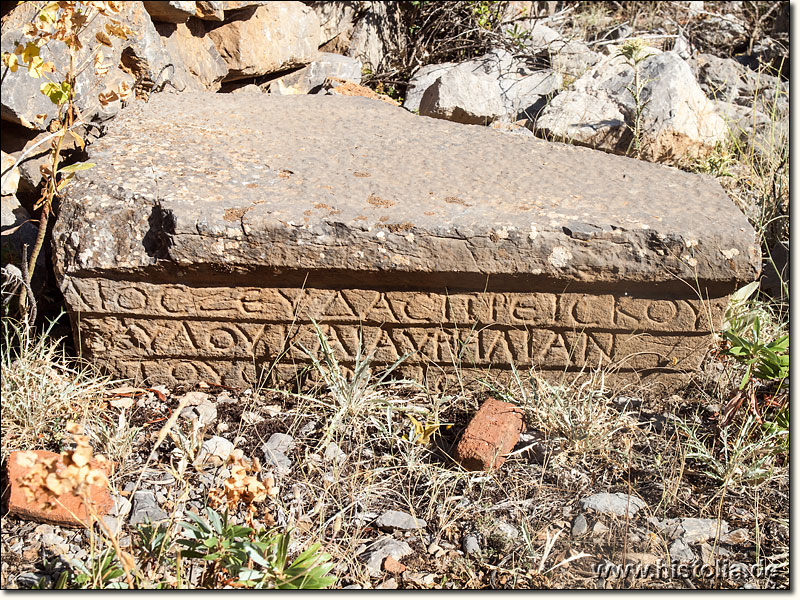 Astra in Lykaonien - Griechische Inschrift auf einem alten Gebälkstein