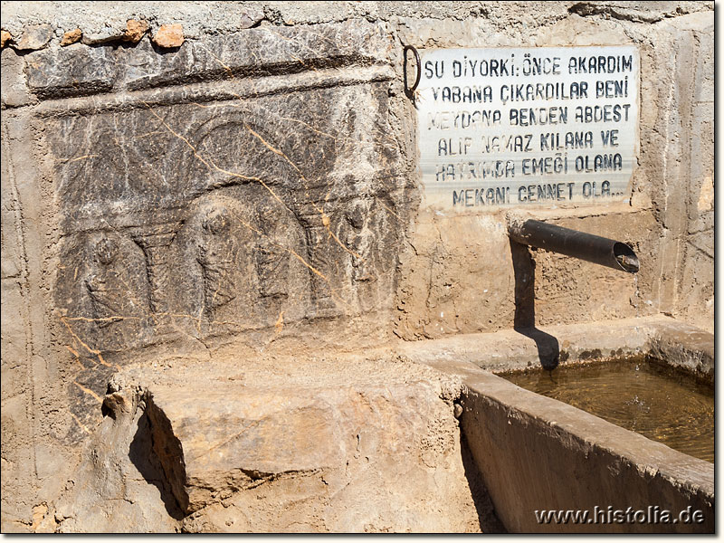 Astra in Lykaonien - Fragment eines antiken Sarkophages als Verzierung im Dorfbrunnen