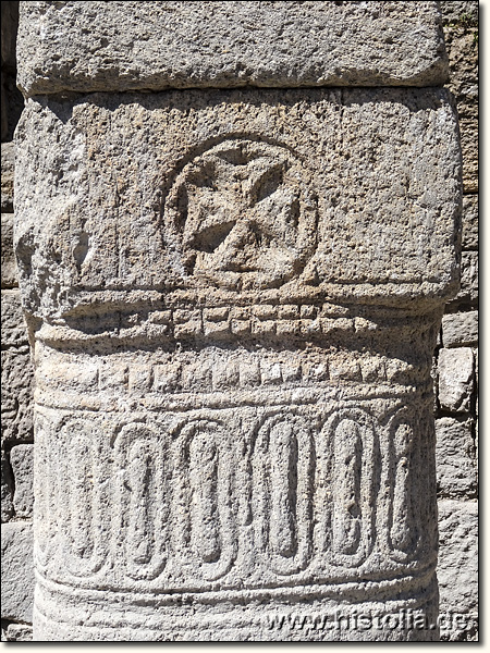 Barata in Lykaonien - Verzierung auf einer Säule im Mittelschiff der Basilika 6 von Barata