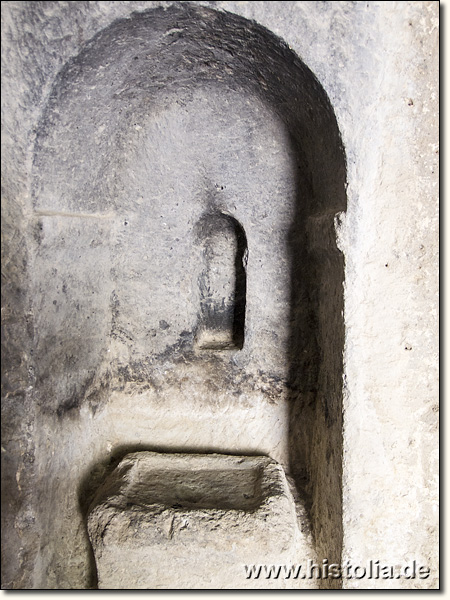 Kilistra in Lykaonien - Ein Nische mit Standsockel in der kleinen Felsenkirche von Kilistra