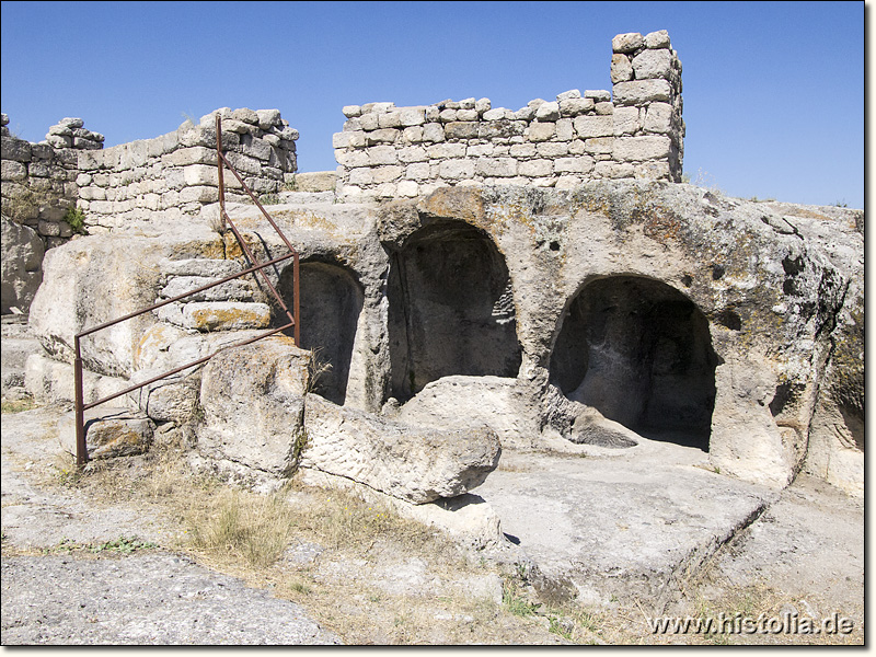 Kilistra in Lykaonien - Wohnhöhlen oder Lagerräume aus dem weichen Fels geschlagen