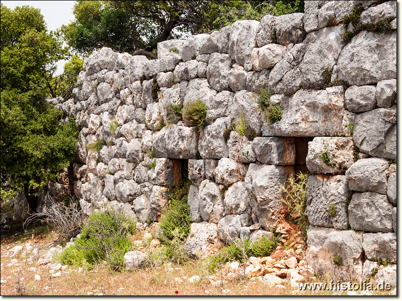 Apollonia in Lykien - Stützmauer zur Ebene der Agora