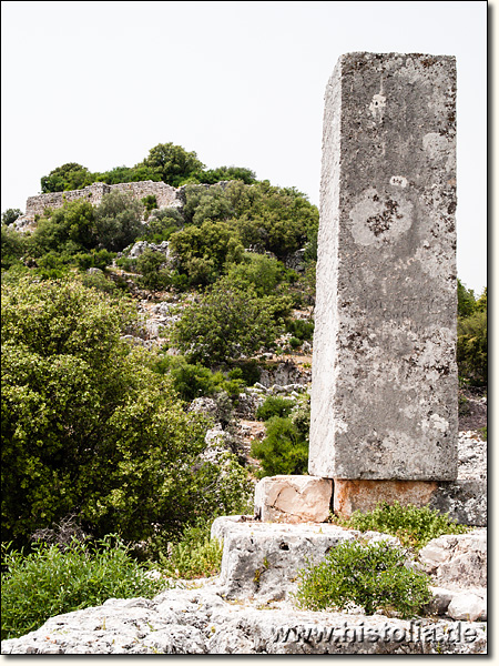 Apollonia in Lykien - Stele, im Hintergrund die Akropolis mit Stadtmauer