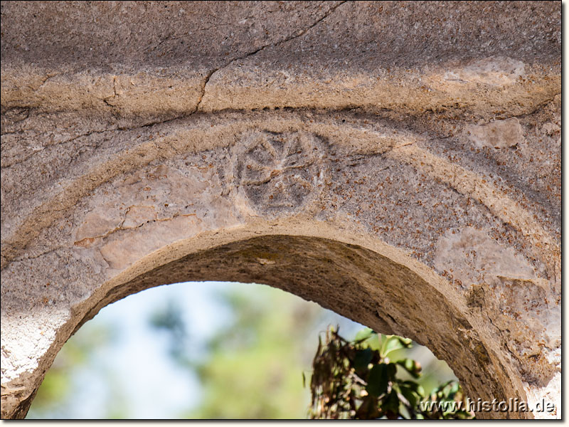 Arnabanda in Lykien - Christliches Kreuz-Symbol in einem Fensterbogen