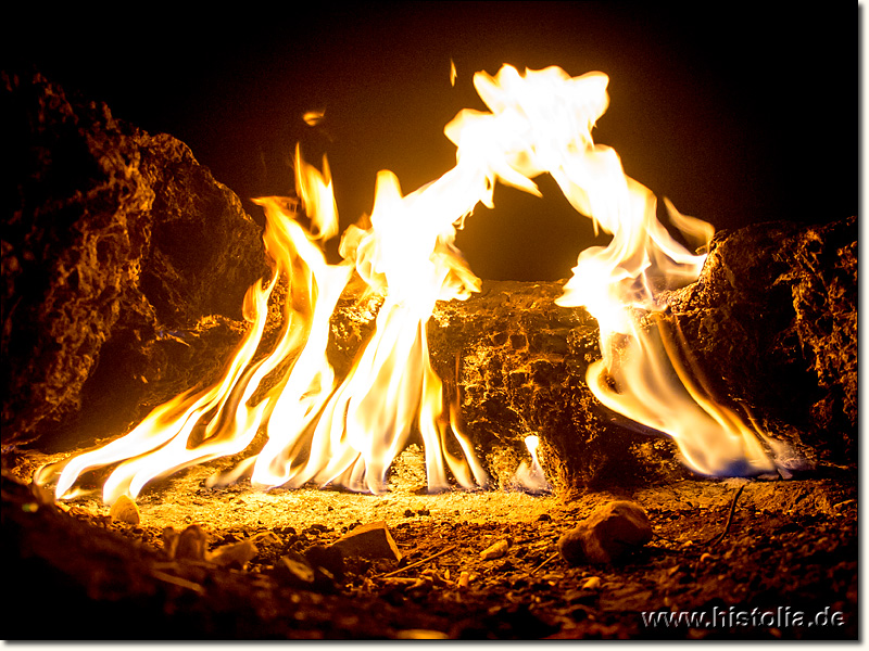 Chimera in Lykien - Eine der vielen 'ewigen', von Erdgas gespeißten Flammen der Chimera (Nachtaufnahme)
