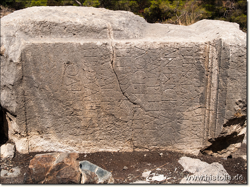 Chimera in Lykien - Griechische Inschrift auf einem umgestürzten Statuensockel