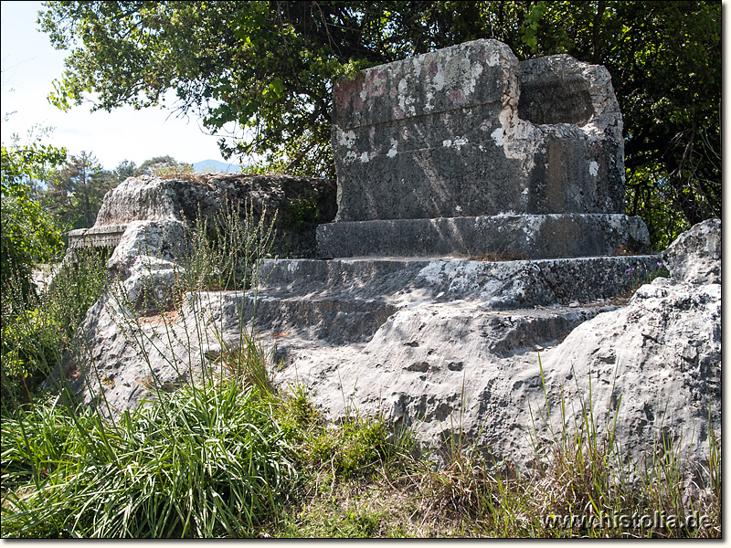 Dereagzi-Kalesi in Lykien - Massiver Sarkophag auf einem Podest, dahinter lykisches Felsengrab