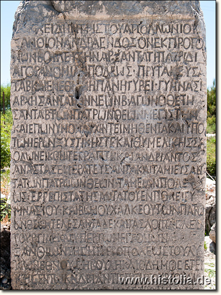 Letoon in Lykien - Inschriften-Stein mit griechischer Inschrift in der Basilika