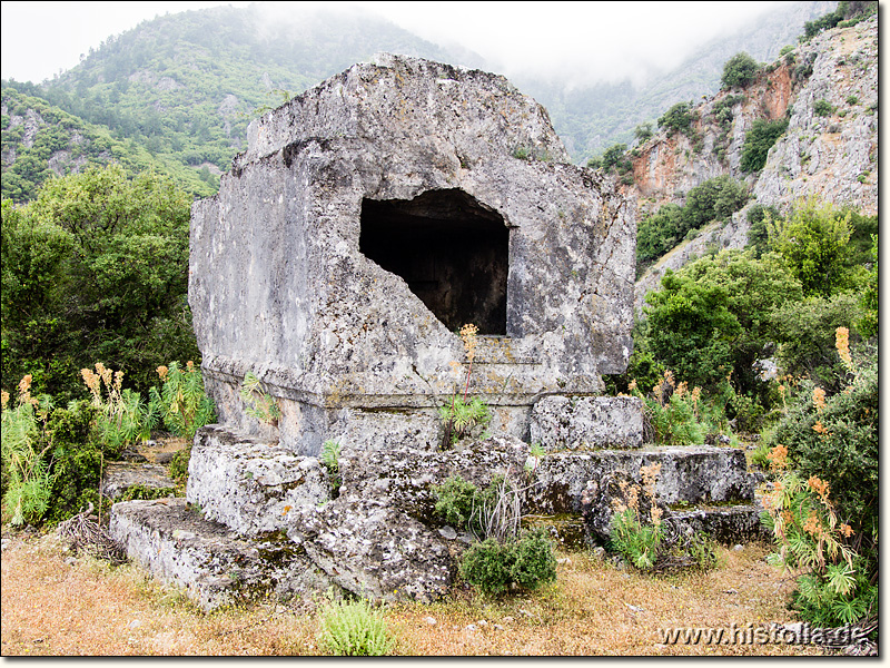 Pinara in Lykien - Großes Grabmal komplett aus einem Felsblock gehauen