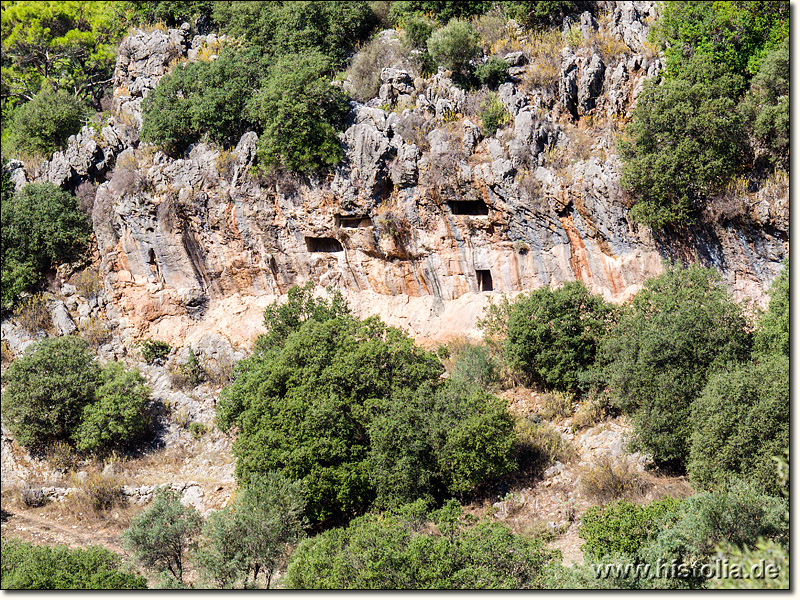 Rhodiapolis in Lykien - Felsengräber in einer Steilwand nord-westlich des Stadtgebietes