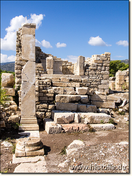 Rhodiapolis in Lykien - Teil der Stoa nördlich der Agora und ein kleiner Tempel