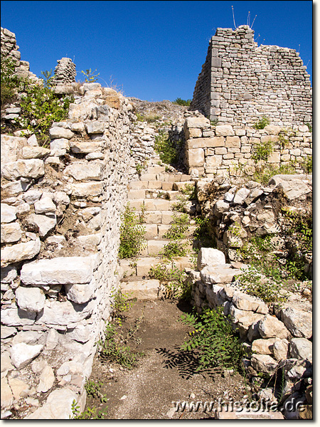 Rhodiapolis in Lykien - Gebäude und Treppenkonstruktion im westlichen Stadtgebiet
