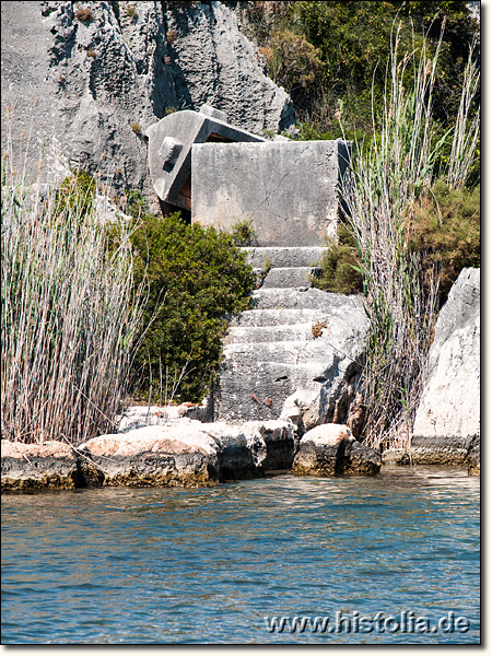 Teimiussa in Lykien - Sarkophag mit Treppe am östlichen Ende der Nekropole