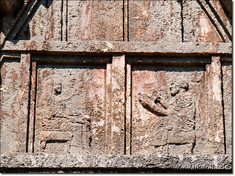 Tyberissos in Lykien - Felsengrab, Relief im Kopfteil des Grabes