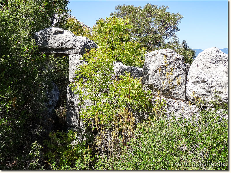 Tyinda in Lykien - Felsräume mit vorgesetztem massiven Mauerwerk mit Türen auf der Ostseite von Tyinda
