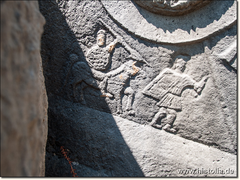 Typallia in Lykien - Relief von Reiter und Fußsoldat auf einem aufwändigen Sarkophag