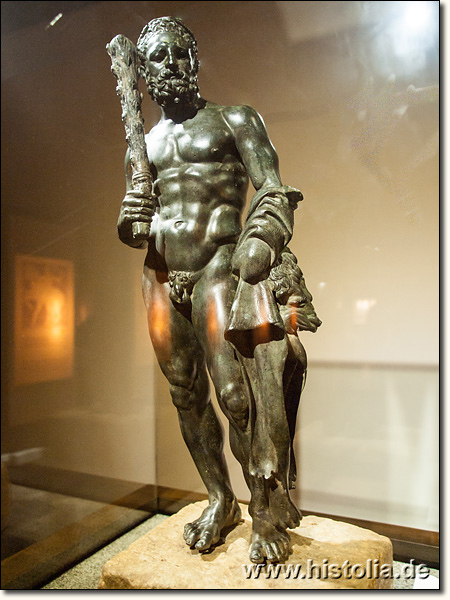 Museum von Alanya - Bronzestatue des Herakles mit den Attributen 'Keule und Löwenfell'