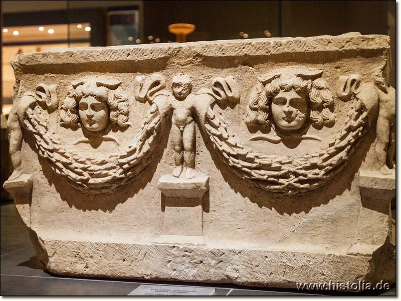 Museum von Alanya - Römischer Sarkophag mit Girlandenverzierung