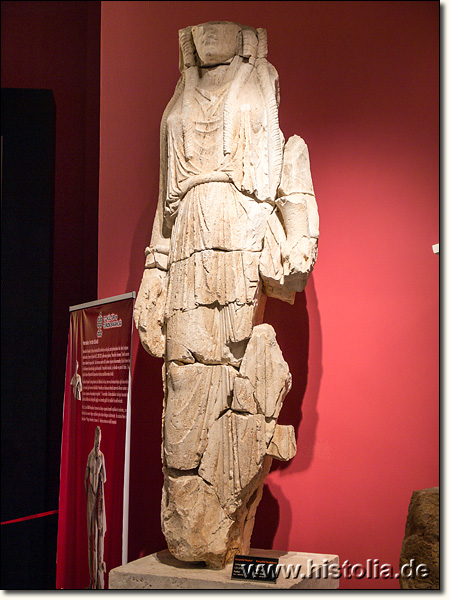 Museum von Antalya - Eine von insgesamt 4 Karyatiden des Perikles-Heroons von Limyra