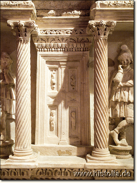 Museum von Antalya - Tor zum Hades auf der Stirnseite eines Sarkophags aus Perge