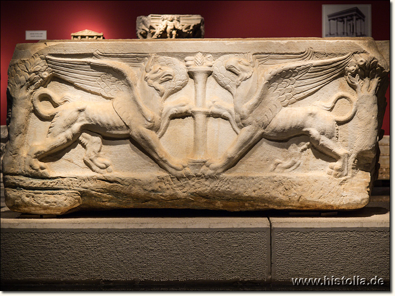 Museum von Antalya - Geflügelte Fabelwesen auf einem Sarkophag aus Perge (2.Jh.n.Chr.)