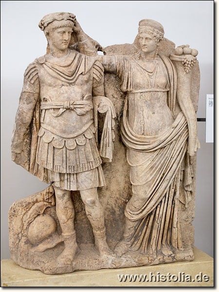 Museum von Aphrodisias - Relief aus dem Sebasteion: Agrippina krönt ihren Sohn Nero